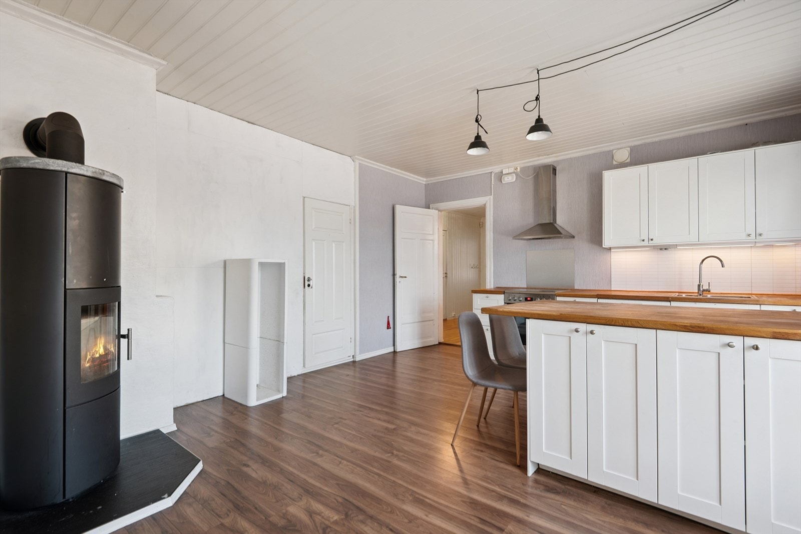 En moderne vedovn gir supplerende varme til kjøkken- og spiseområdet. Galleribilde