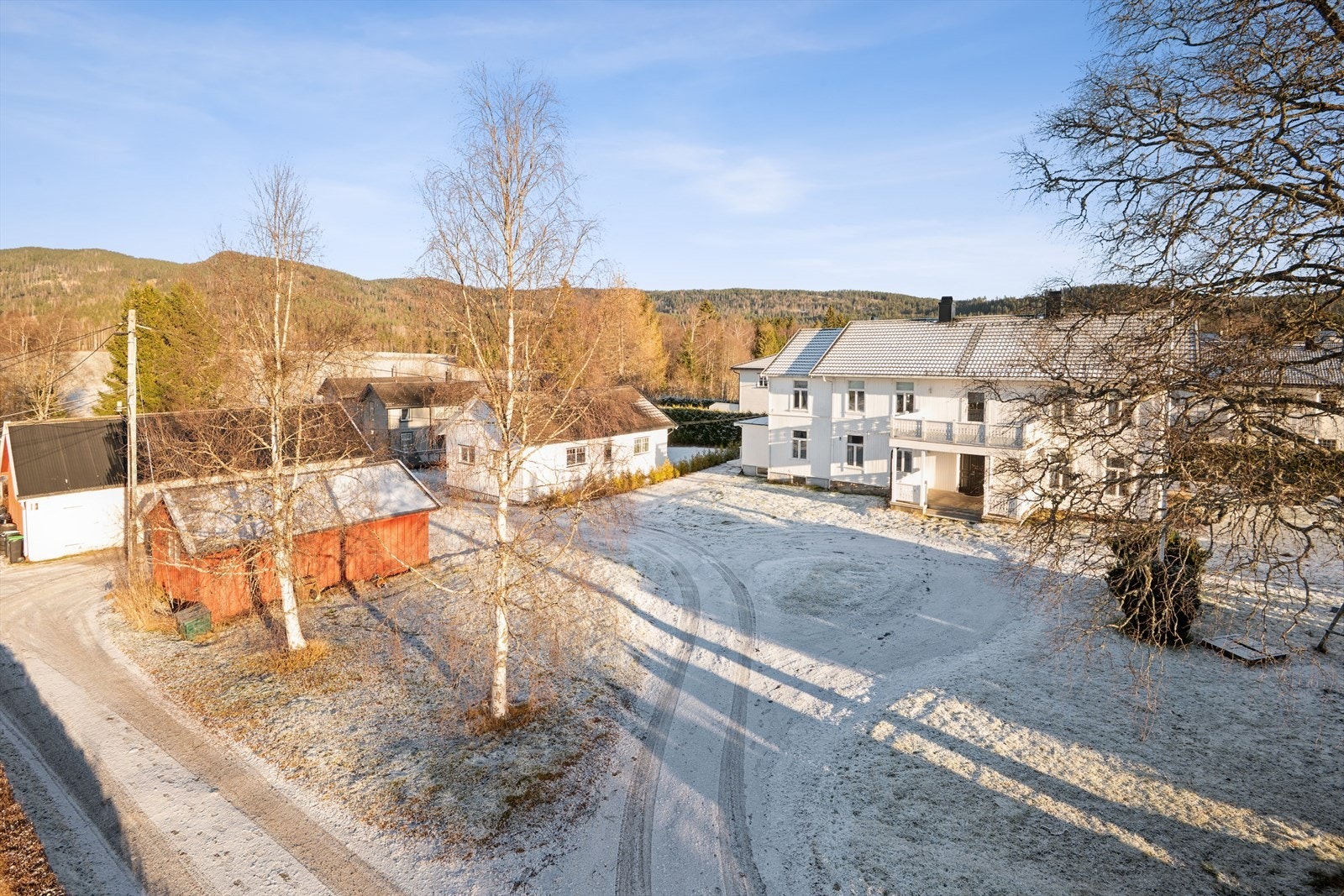 Beliggenheten er landlig og rolig, med umiddelbar nærhet til skog og mark. Galleribilde