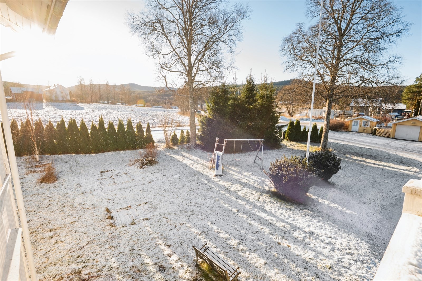 Fra eiendommen er det utsikt over det omkringliggende kulturlandskapet. Samtidig er det enkel adkomst til offentlig transport, med busstopp kun 100 meter unna. Galleribilde