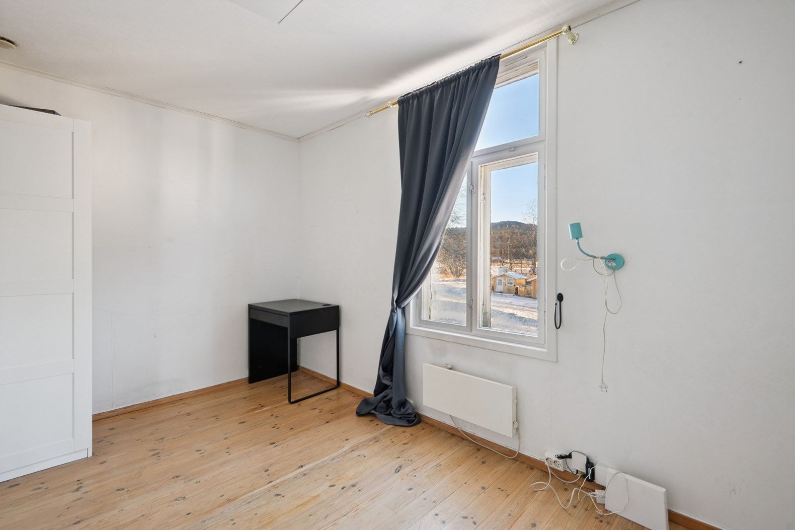 Store vinduer sørger for godt med dagslys i alle soverommene. Galleribilde