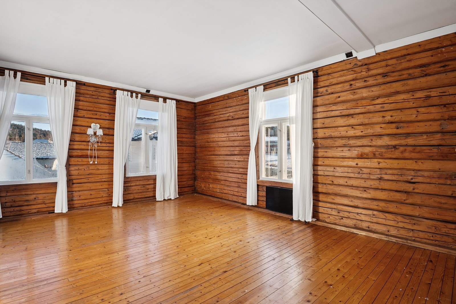 De originale tømmerveggene gir soverommene en varm og rustikk karakter. Galleribilde