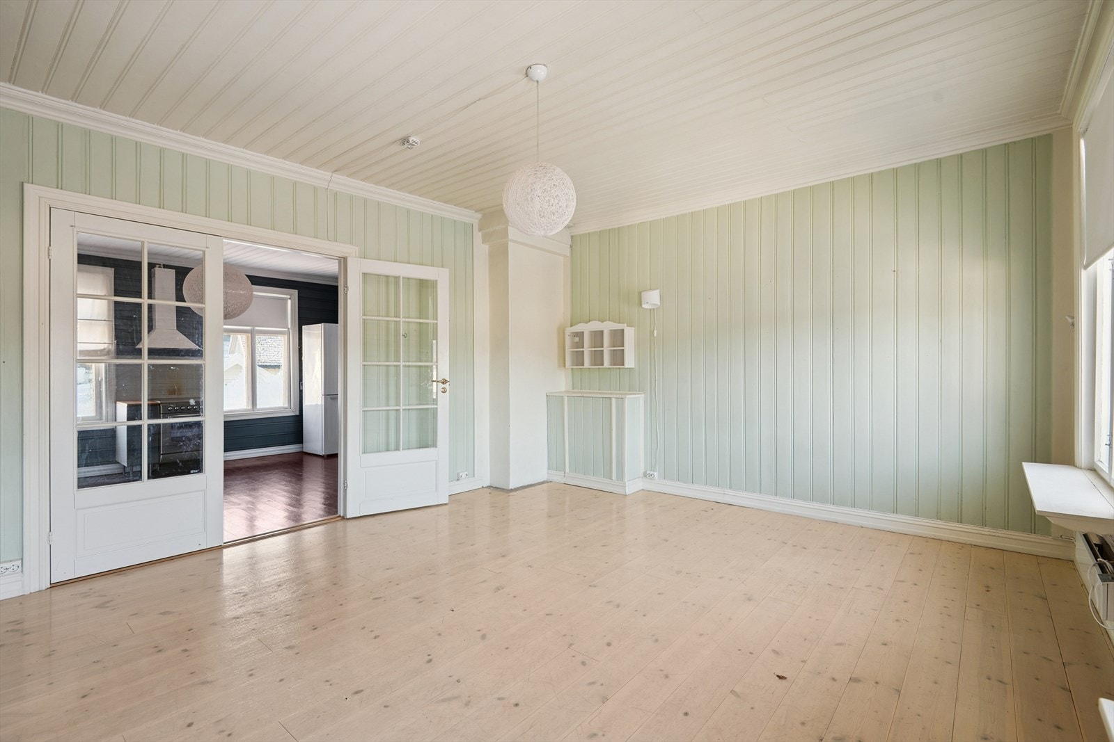 I tilknytning til kjøkkenet ligger spisestuen, med doble glassdører som skaper en fin forbindelse. Galleribilde