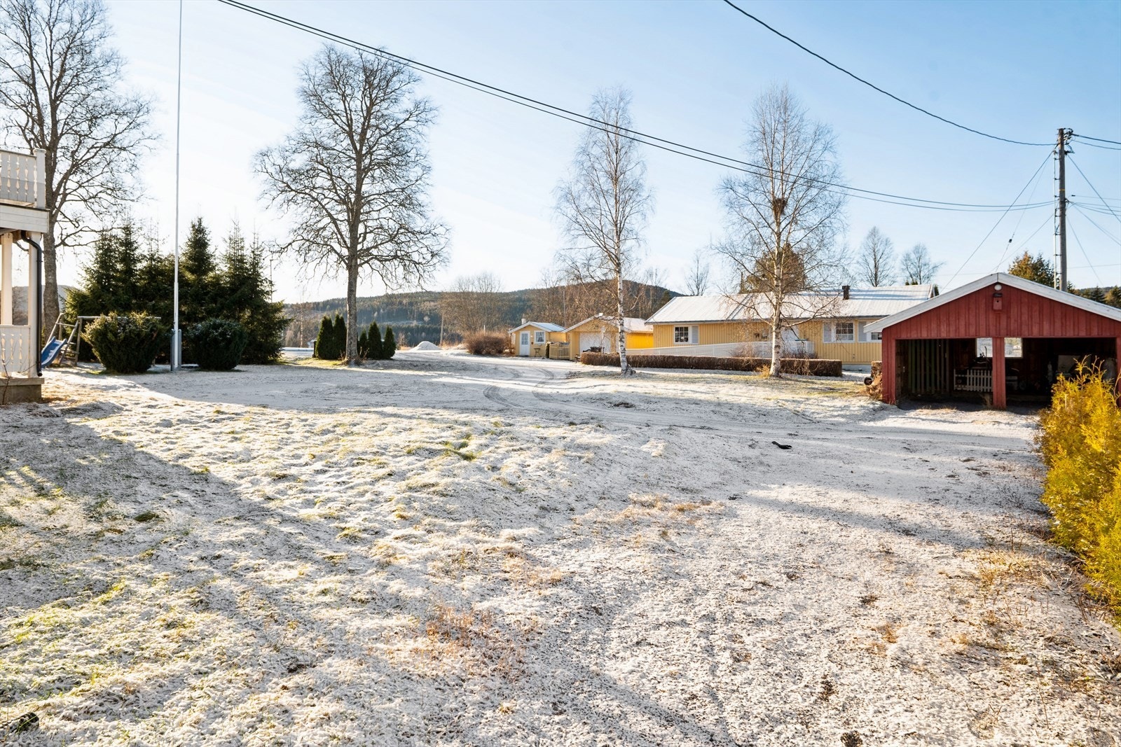 Den frittstående garasjen på 39 m² gir plass til parkering og lagring. Galleribilde