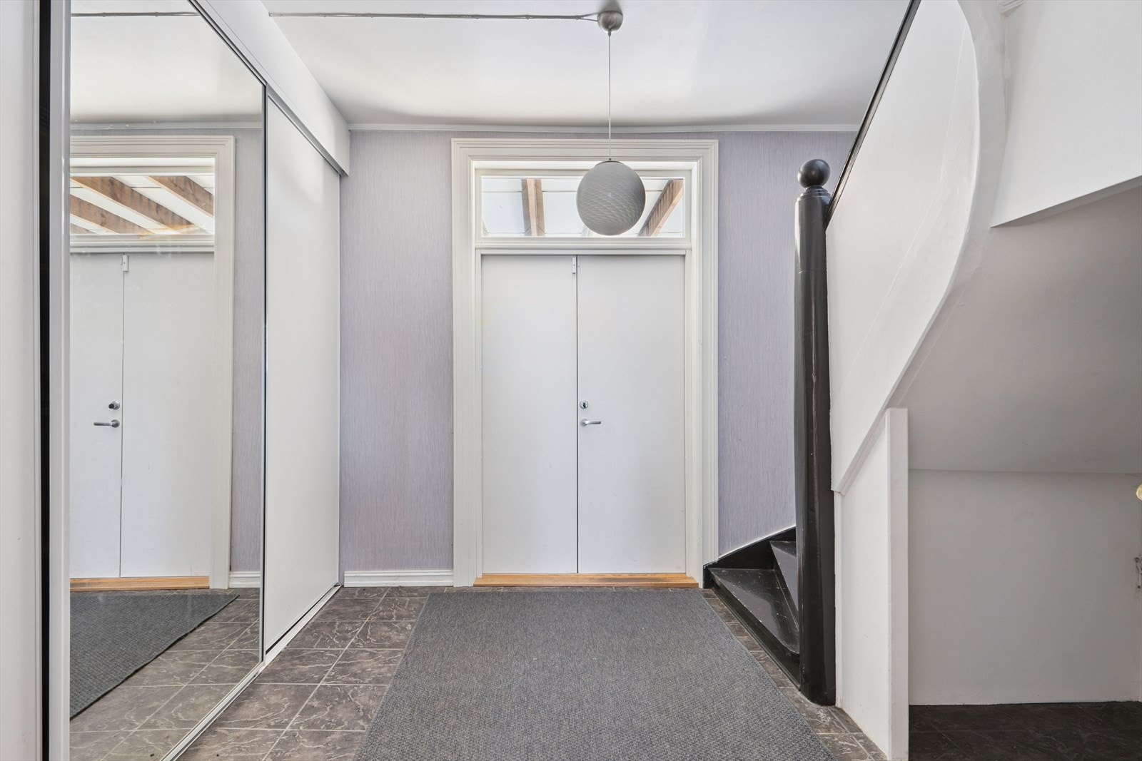 Vi beveger oss opp til den andre boenheten, som har egen hall med garderobeløsning. Galleribilde