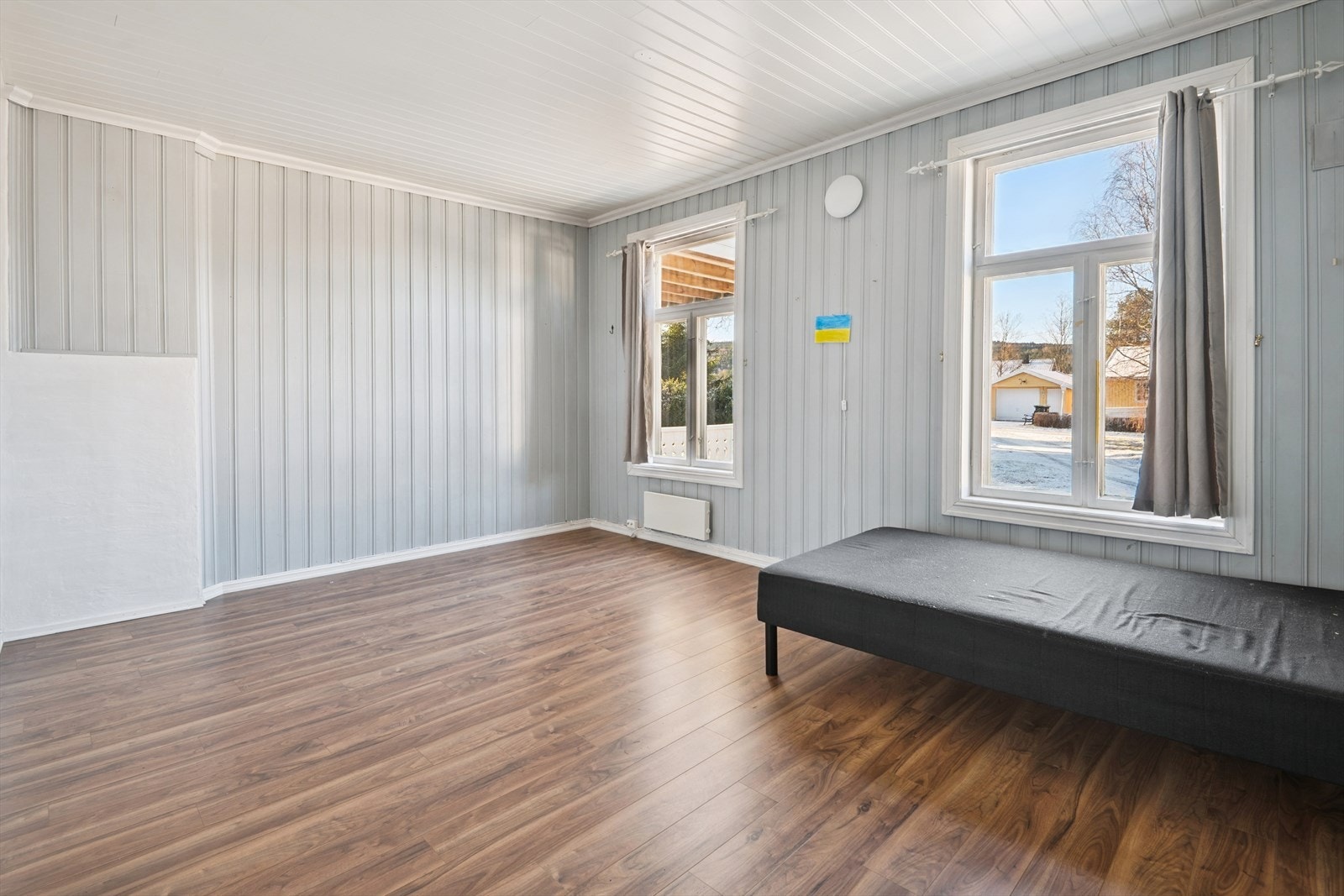 Det andre soverommet har også god plass og lysmalte panelvegger. Galleribilde