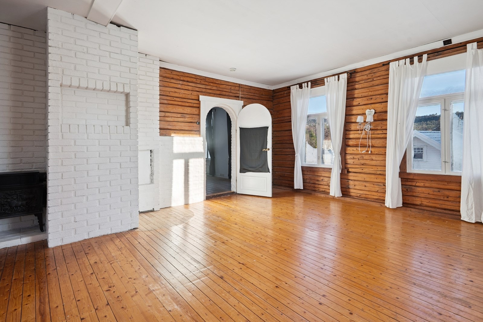 Den andre stuen har en lun atmosfære med originale tømmervegger og tregulv. Galleribilde