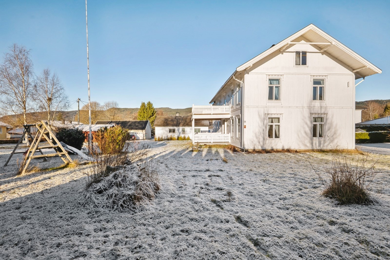 Eiendommen ligger på en stor tomt med gode solforhold og rikelig med uteplass. Galleribilde