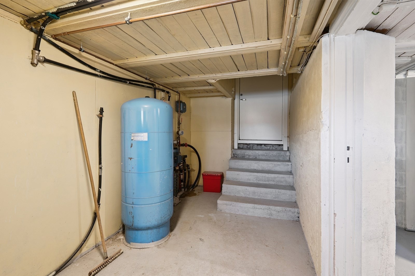 Her er også bygningens tekniske installasjoner, inkludert trykktank for vann. Galleribilde