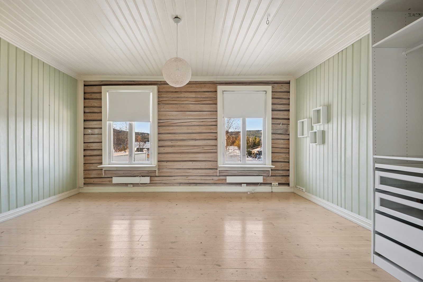 Denne boenheten har fire soverom. Flere av dem har bevarte tømmervegger. Galleribilde