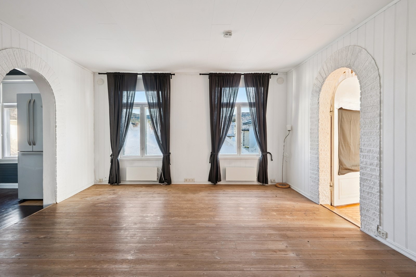 Bueåpninger mellom rommene bidrar til en åpen og luftig romfølelse. Galleribilde