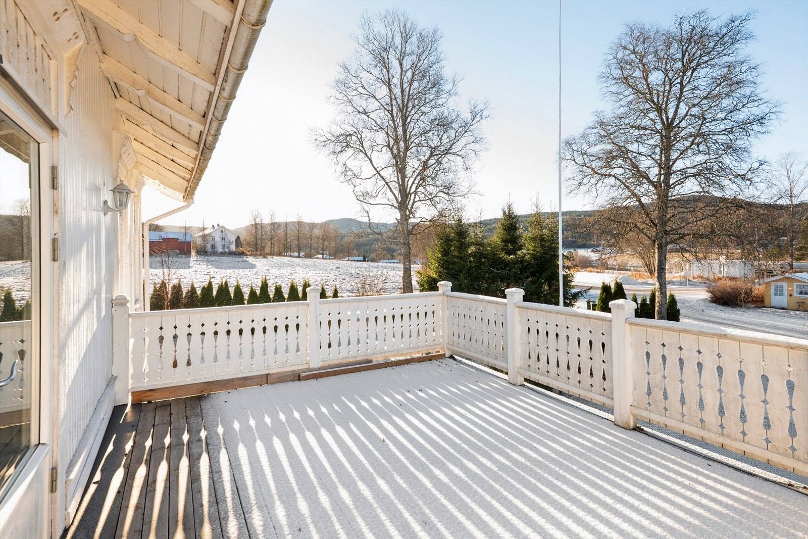 Fra stuen er det utgang til en romslig terrasse på 18 m². Galleribilde