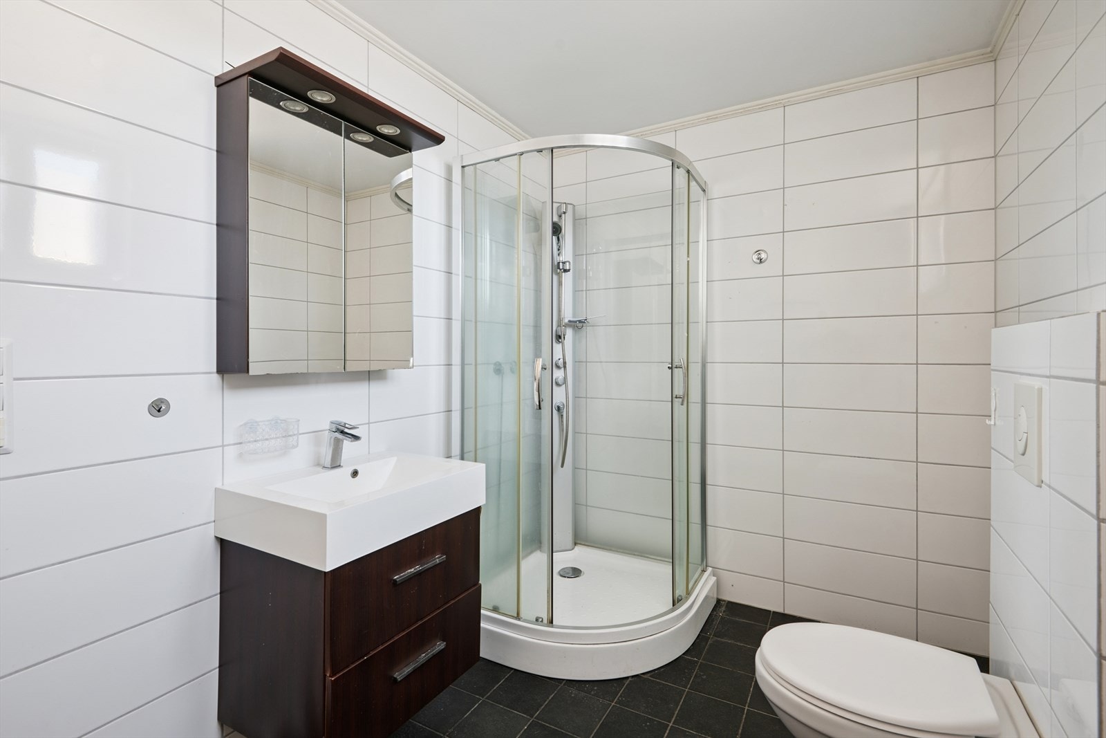 Badet i denne etasjen ble oppgradert i 2017 og har dusjkabinett og vegghengt toalett. Galleribilde