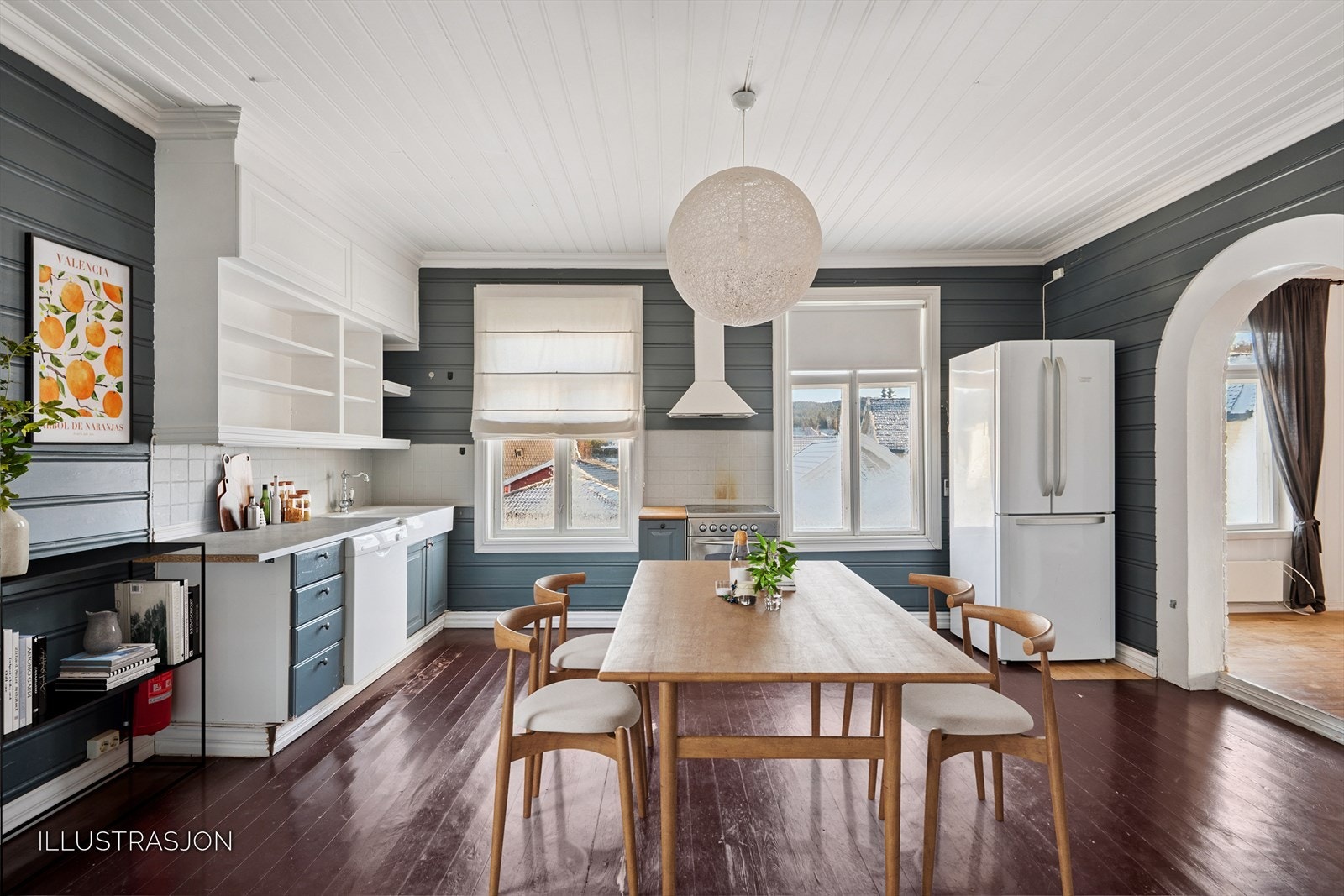 Kjøkkenet i andre etasje har en eldre innredning og god plass til spisebord. Galleribilde