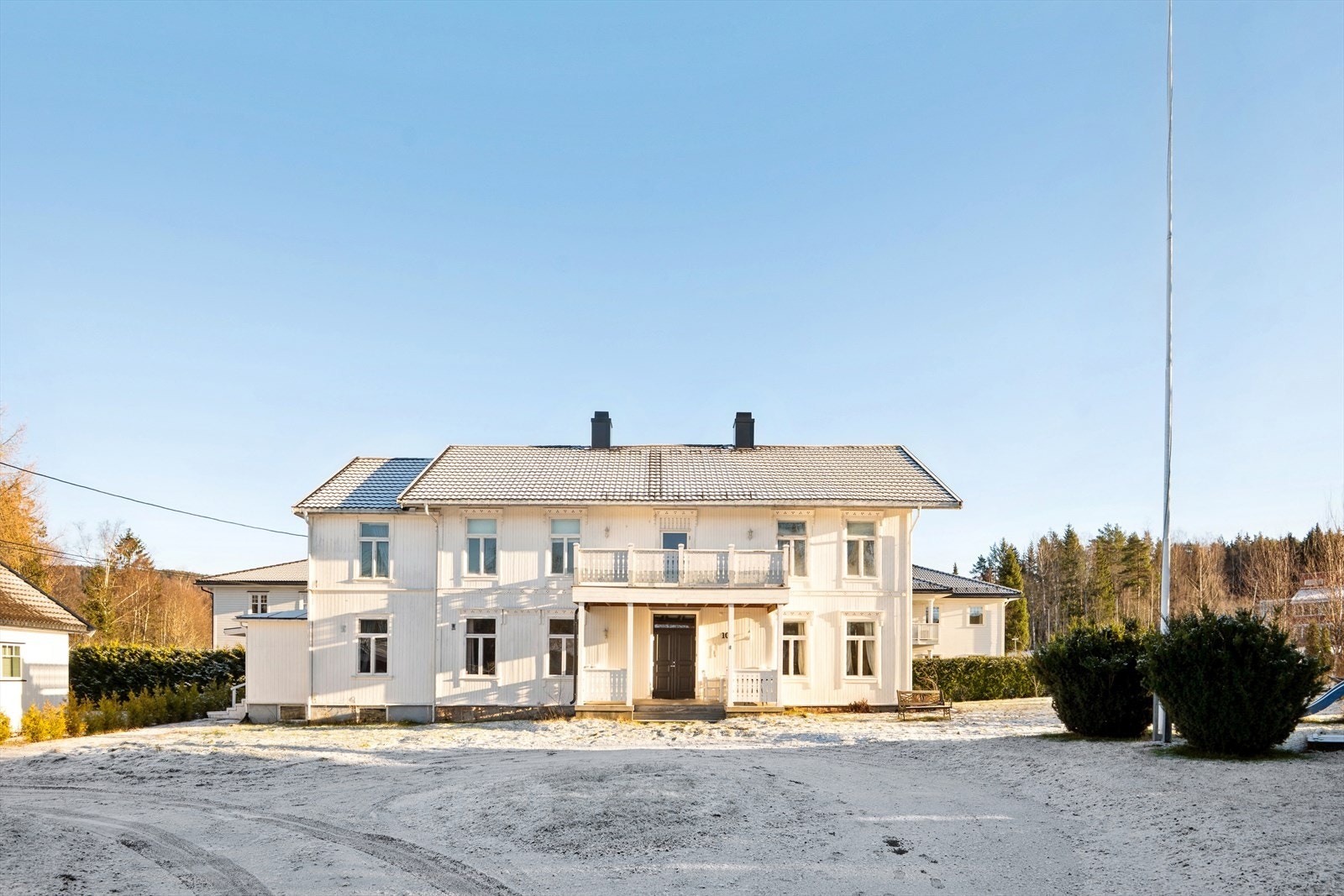 Eiendommen har en stor gårdsplass med gode parkeringsmuligheter. Galleribilde