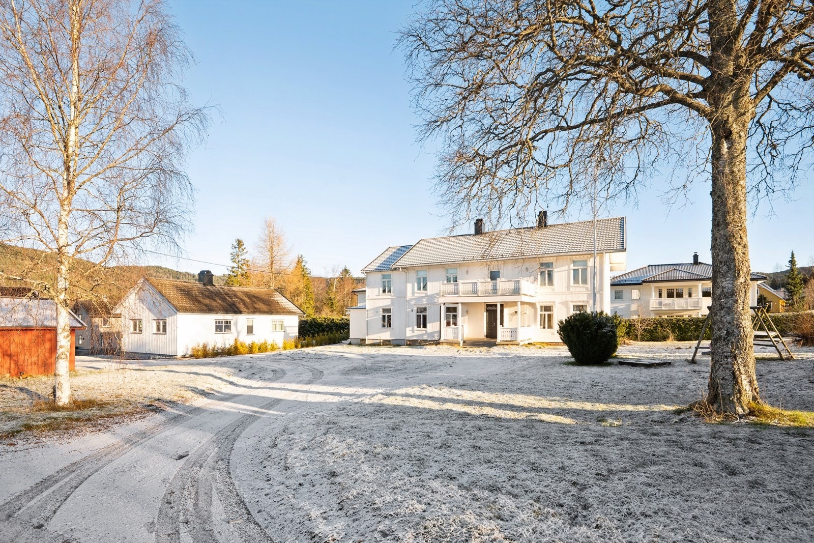 En staselig tomannsbolig fra 1890, seksjonert i to separate boenheter. Galleribilde