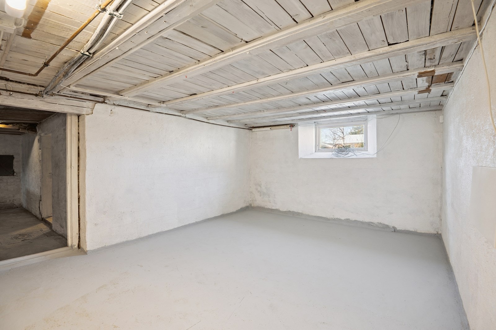 Kjelleren byr på rikelig med lagringsplass i flere boder og lagerrom. Galleribilde