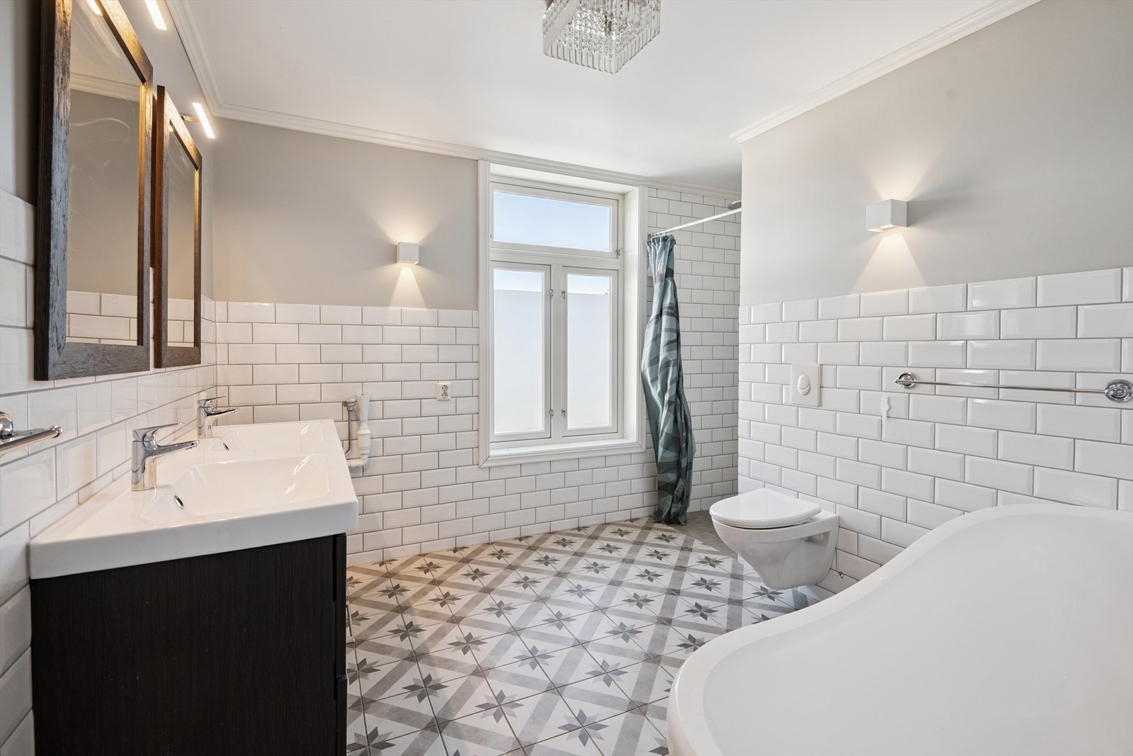 Badet ble oppgradert i 2012 og er utstyrt med badekar, dusjnisje og dobbel servant. Galleribilde