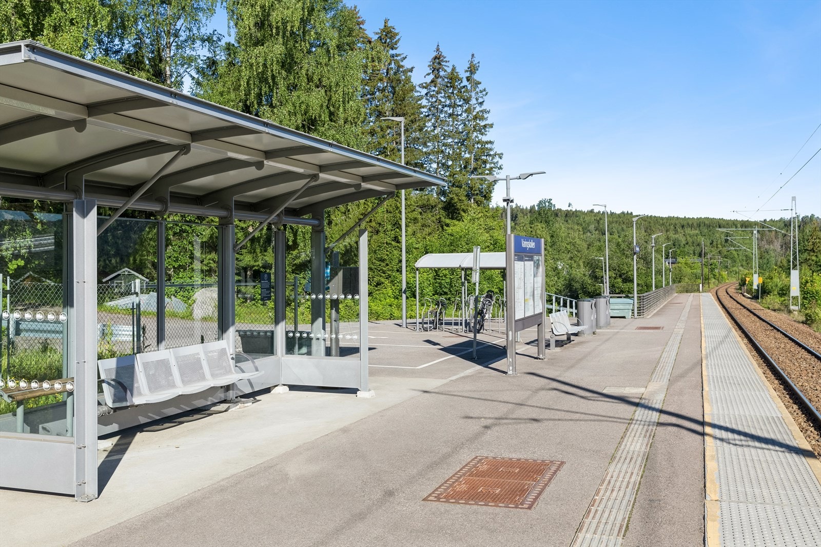 Tog til Oslo fra Hakadal stasjon (bildet av Varingskollen stasjon). Galleribilde