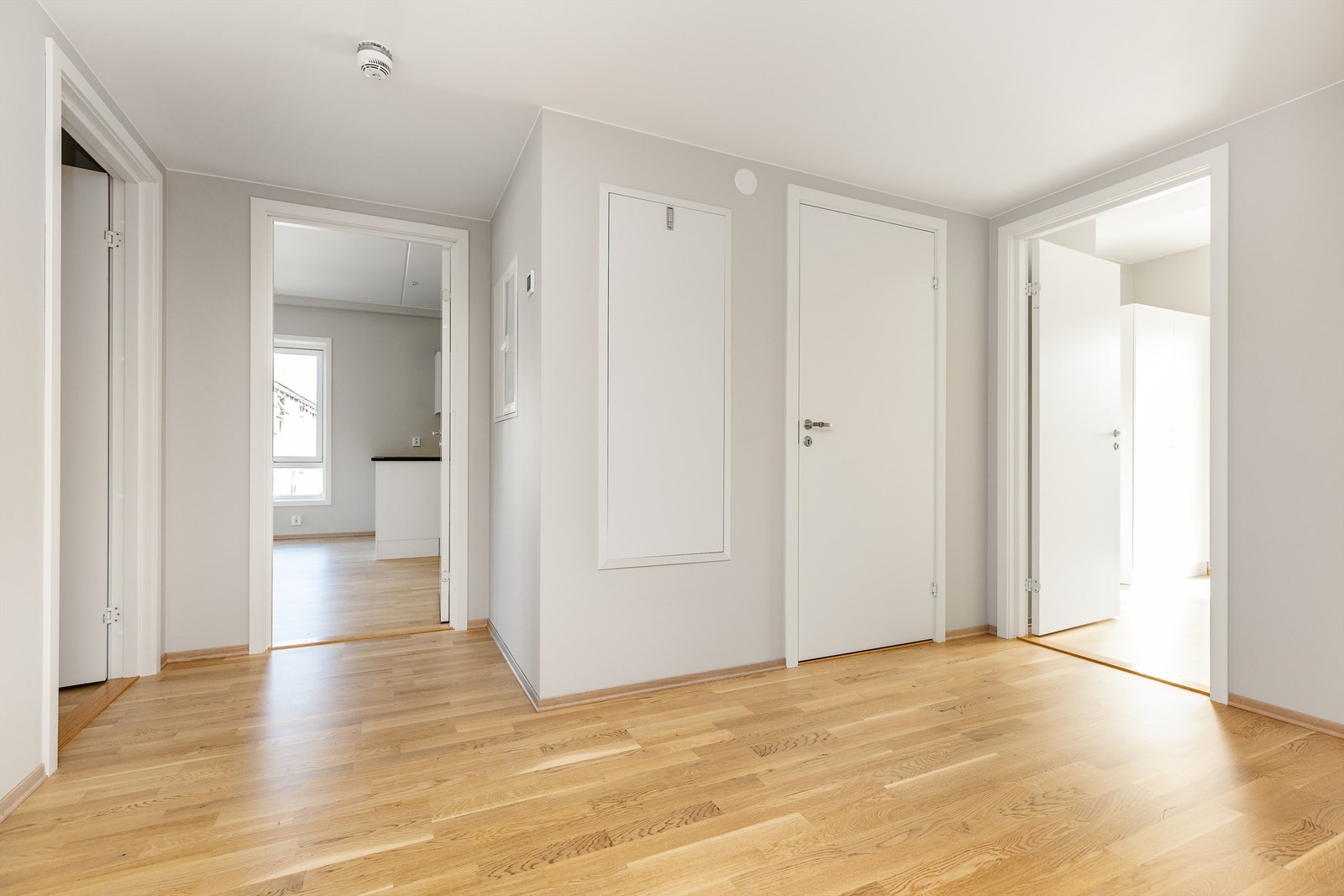 Velkommen inn til en Innbydende gang med god plass til å henge fra seg yttertøy. Galleribilde