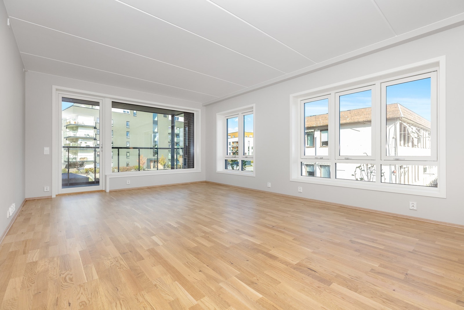 Lys stue med store vinduer og adkomst til balkongen. Galleribilde