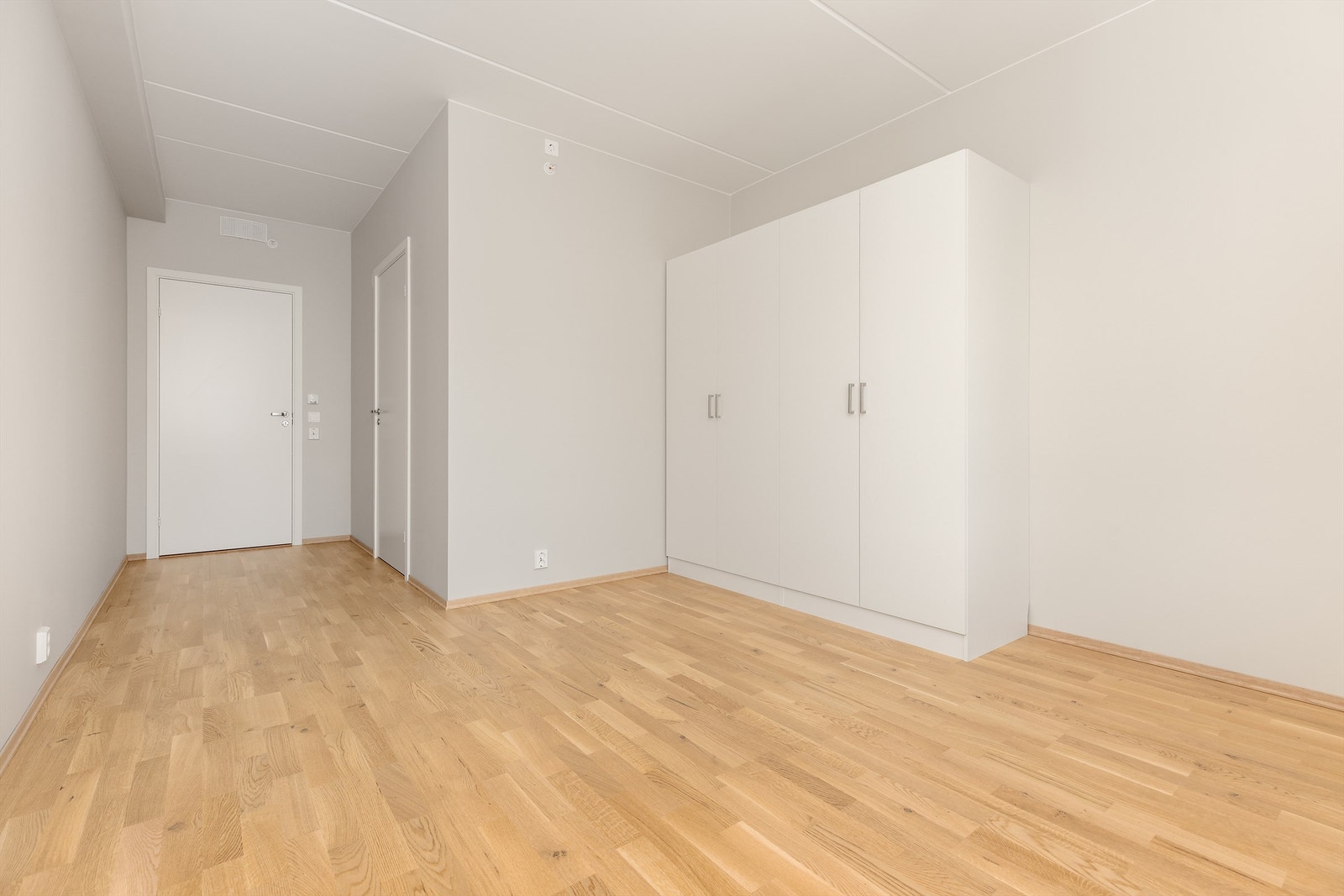 Leiligheten har 3 soverom i lyse fargetoner. Her medfølger det en garderobeløsning. Galleribilde