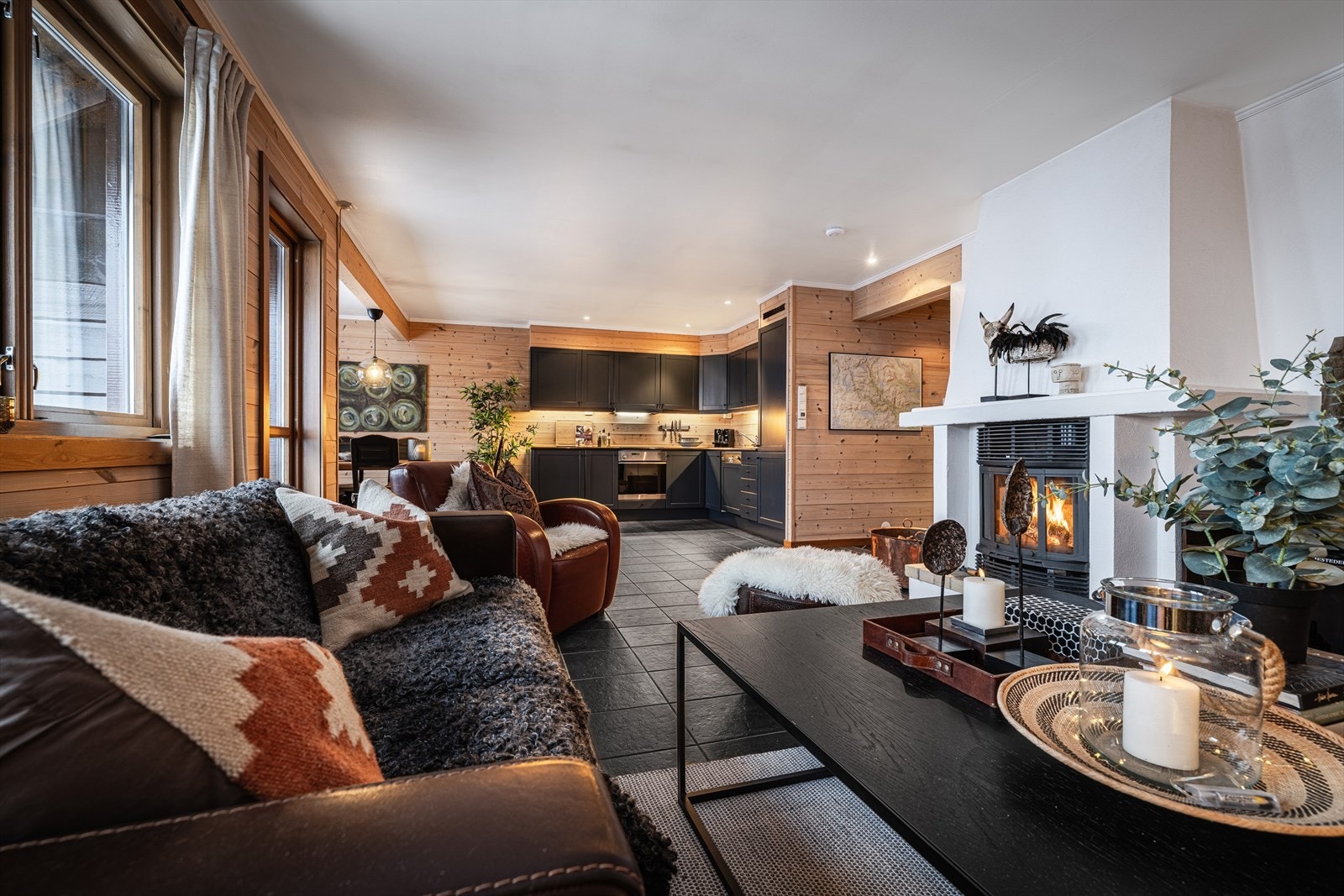 "Utsikt" fra stue mot den åpne kjøkkenløsningen Galleribilde