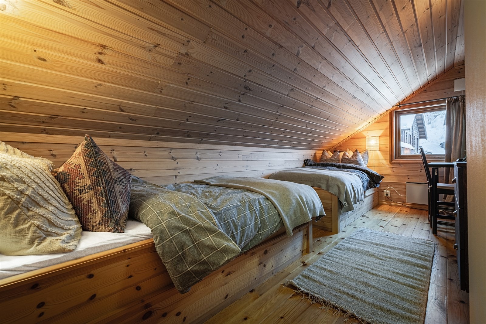 Soverom 2 i loftsetasjen med 2 plassbygde senger Galleribilde