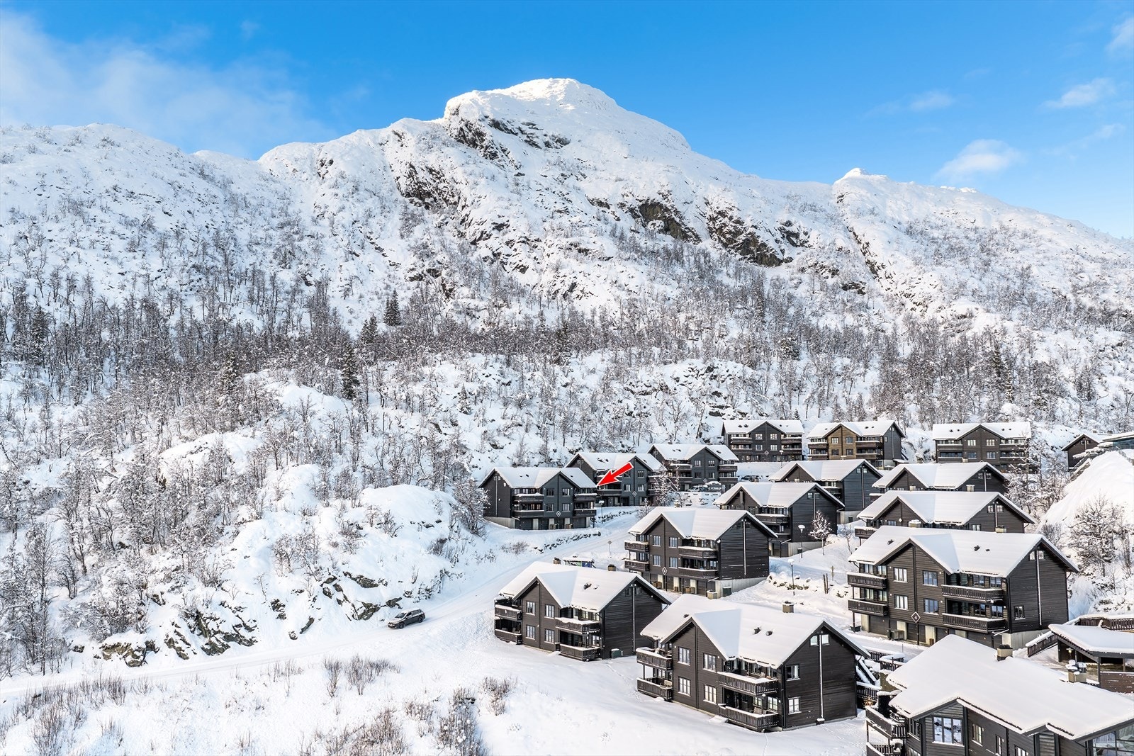 Skardsnuten ligger omtrent 1 000 m.o.h, høyt oppe i fjellsiden med panoramautsikt. Galleribilde