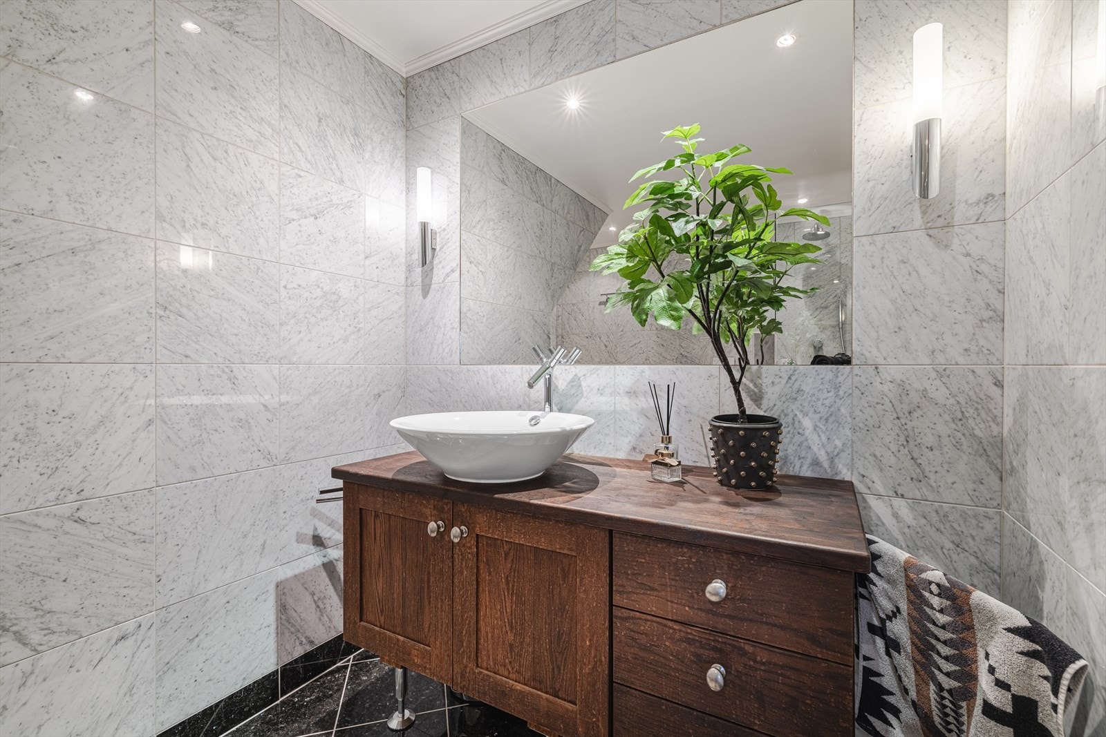 Stilrent bad hvor treverk i innredning og lyse overflater gir en harmonisk balanse. Galleribilde