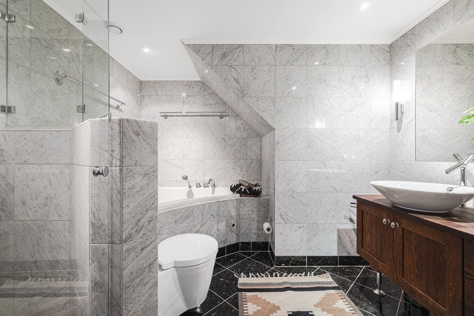 Stilrent baderom med dusjnisje og boblekar. Galleribilde