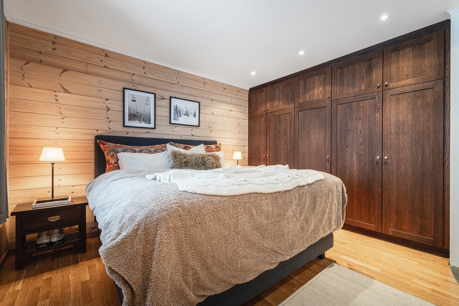 Hovedsoverommet har godt med skapplass. Galleribilde