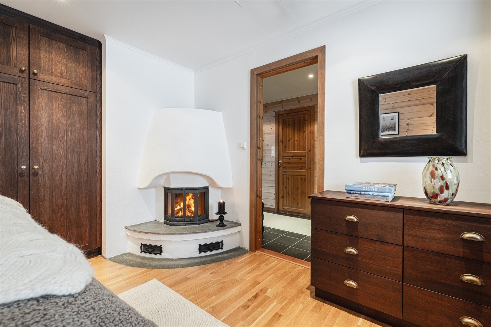 Lyst og stemningsfullt hovedsoverom med peis. Galleribilde