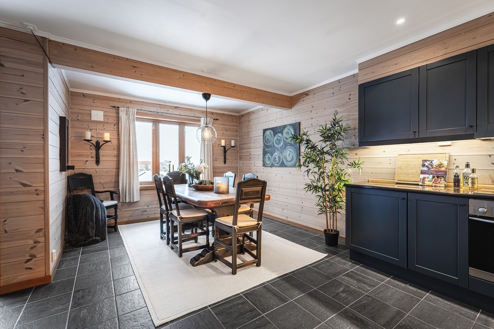 Spiseplass med med naturlig lys og god fjellstemning - Perfekt for middager med venner og familie. Galleribilde