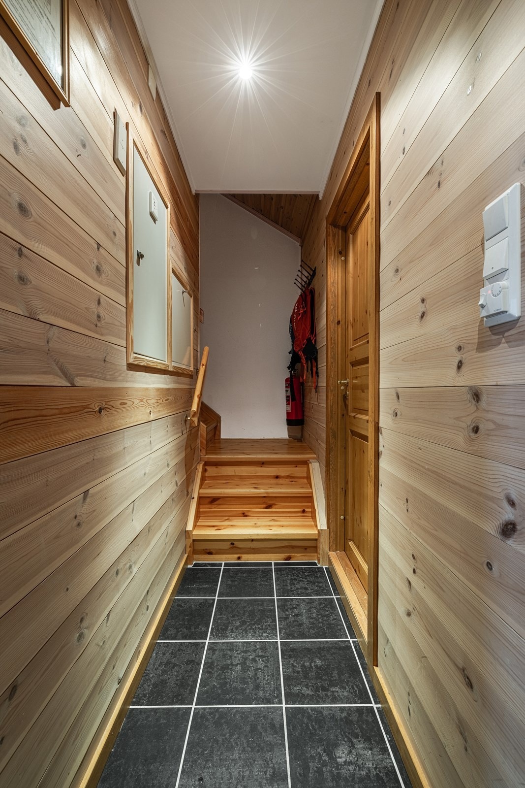 Gang og trapp opp til loftsetasje Galleribilde