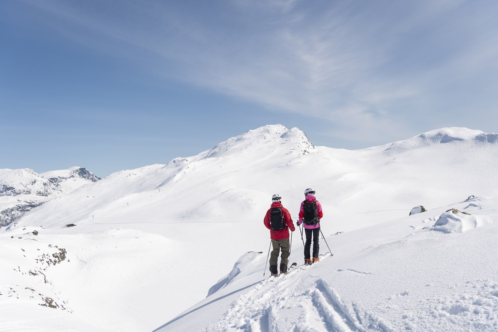 Enten du er en nybegynner som vil kjenne på toppturmagien for første gang, eller en dreven fjellrev på jakt etter nye utfordringer, så har Hemsedal noe for deg. Foto: Ola Matsson. Galleribilde