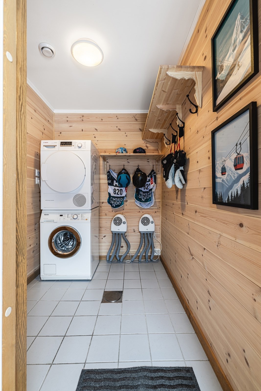 Praktisk bodrom som benyttes som kombinert vaskerom og skibod. Galleribilde