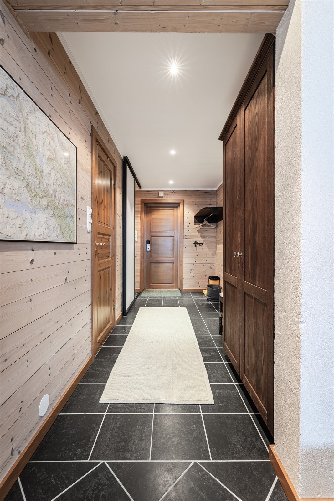 Flislagt gang Galleribilde