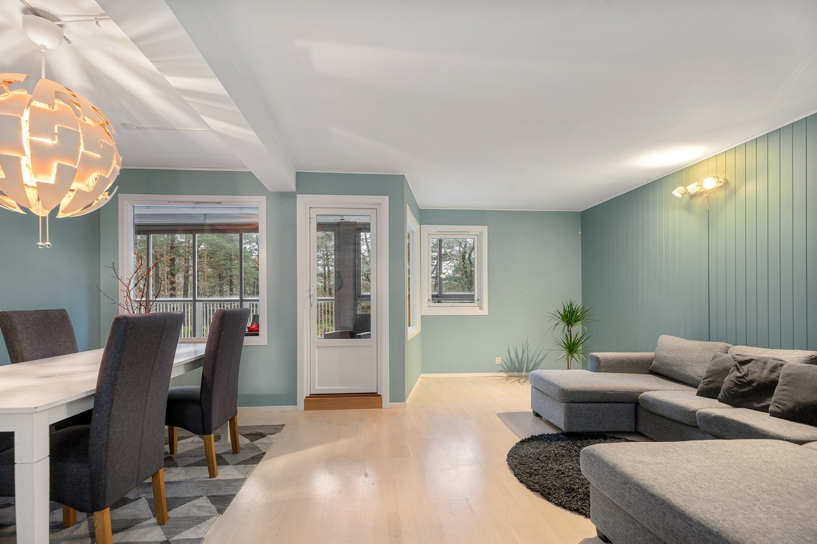 Fra stuen er det adkomst ut til romslig innglasset balkong Galleribilde