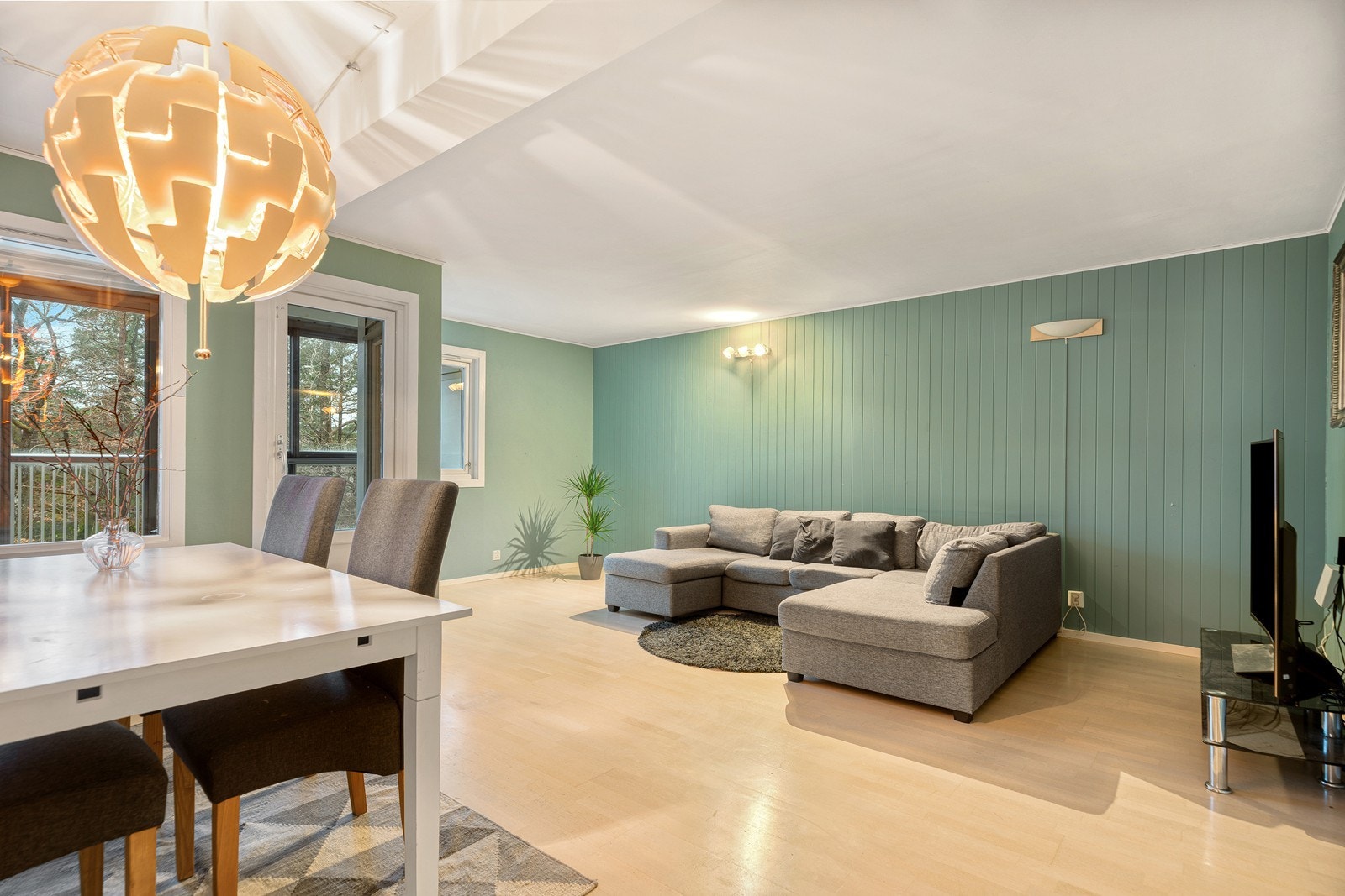 Luftig og lys stue med rikelig plass - perfekt for både stor sofa og spisegruppe, ideelt for hyggelige stunder med familie og venner Galleribilde