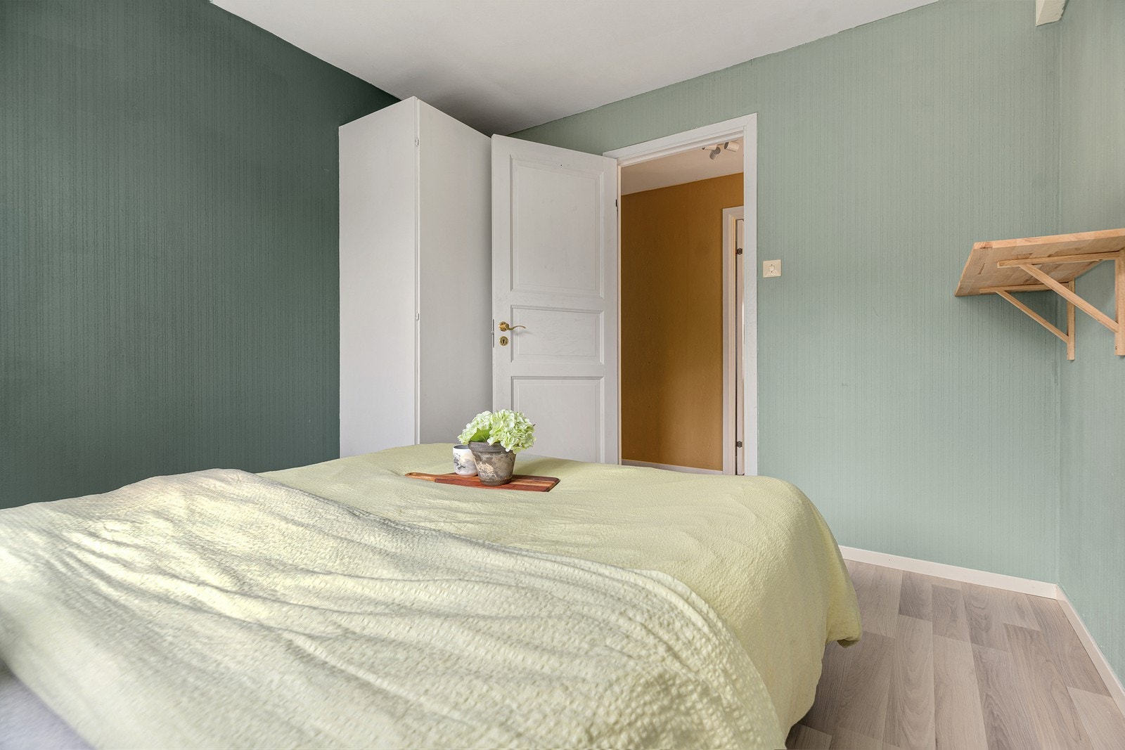 Store vindusflater fyller rommet med lys og gir en luftig og åpen følelse Galleribilde