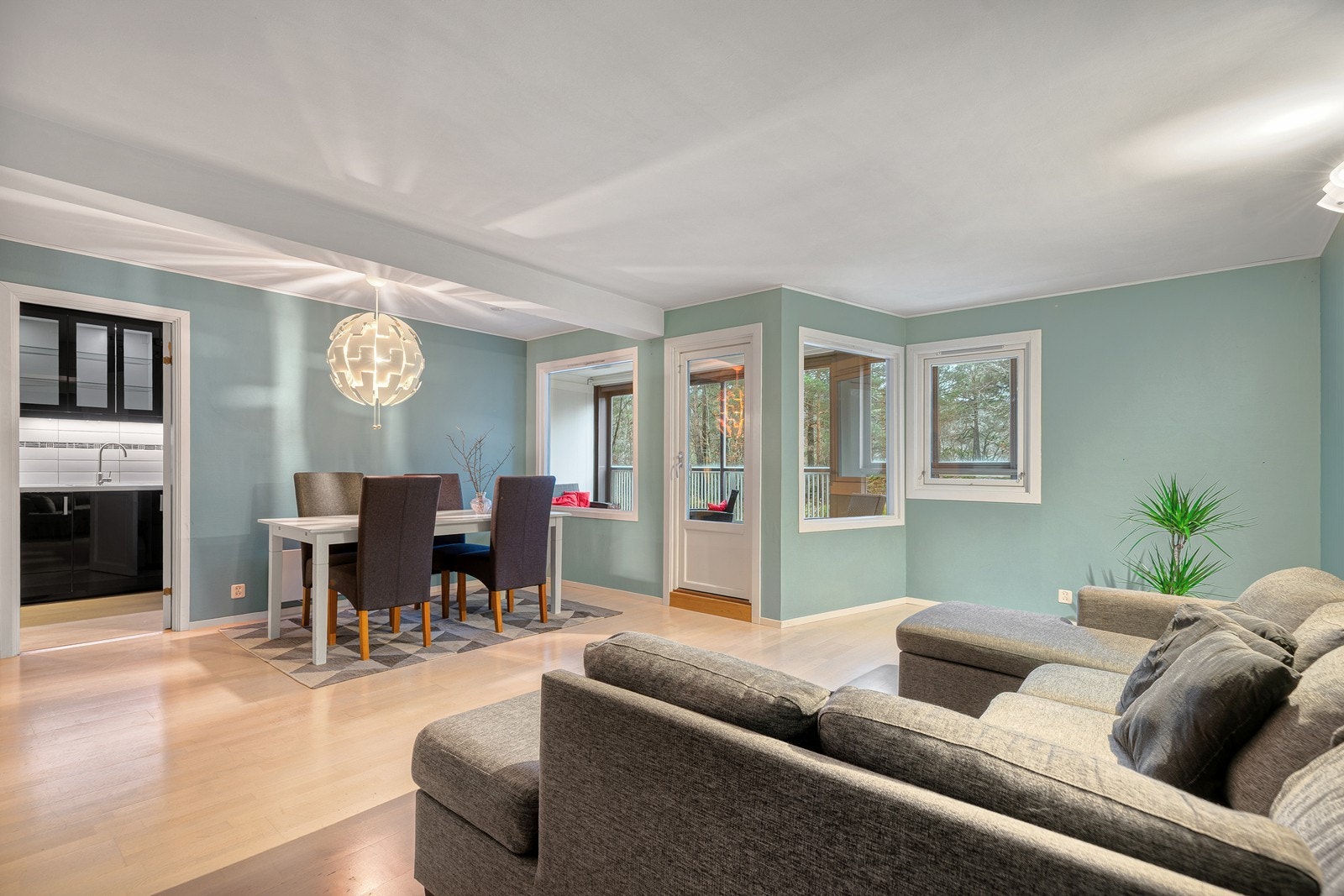 Velkommen til Skuteveien 3F! Leiligheten er presentert av Simon Aarhus v/Aktiv eiendomsmegling avd. Kristiansand Galleribilde