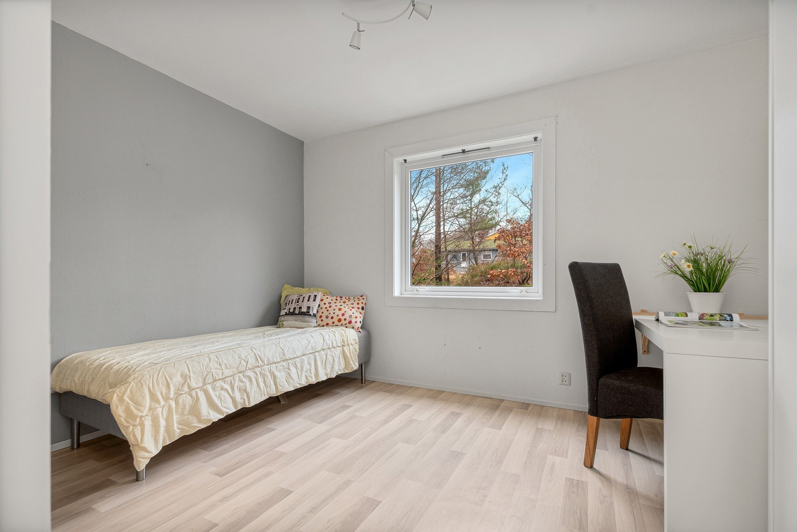 Soverom 2 byr på rikelig plass og mulighet for personlig innredning Galleribilde