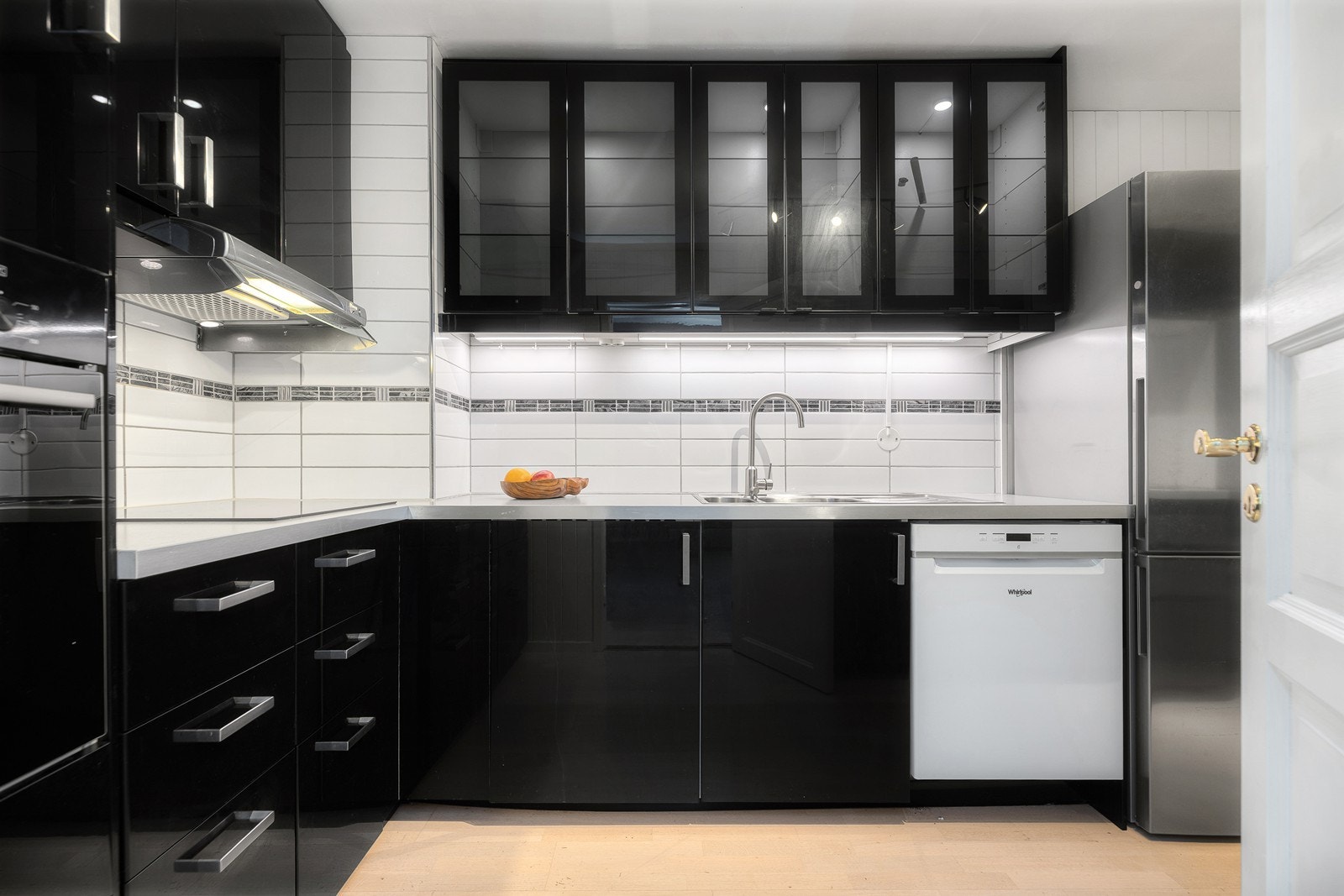 Romslig kjøkken med glatte fronter og benkeplate av laminat Galleribilde