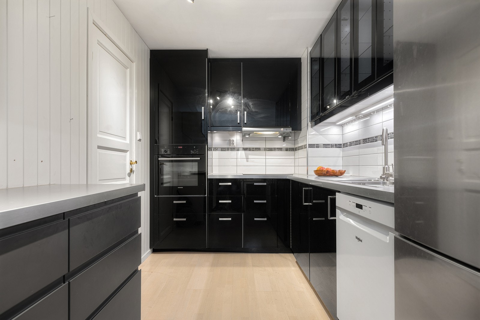 Kjøkkenet byr på rikelig med oppbevaringsplass i både skuffer og skap Galleribilde