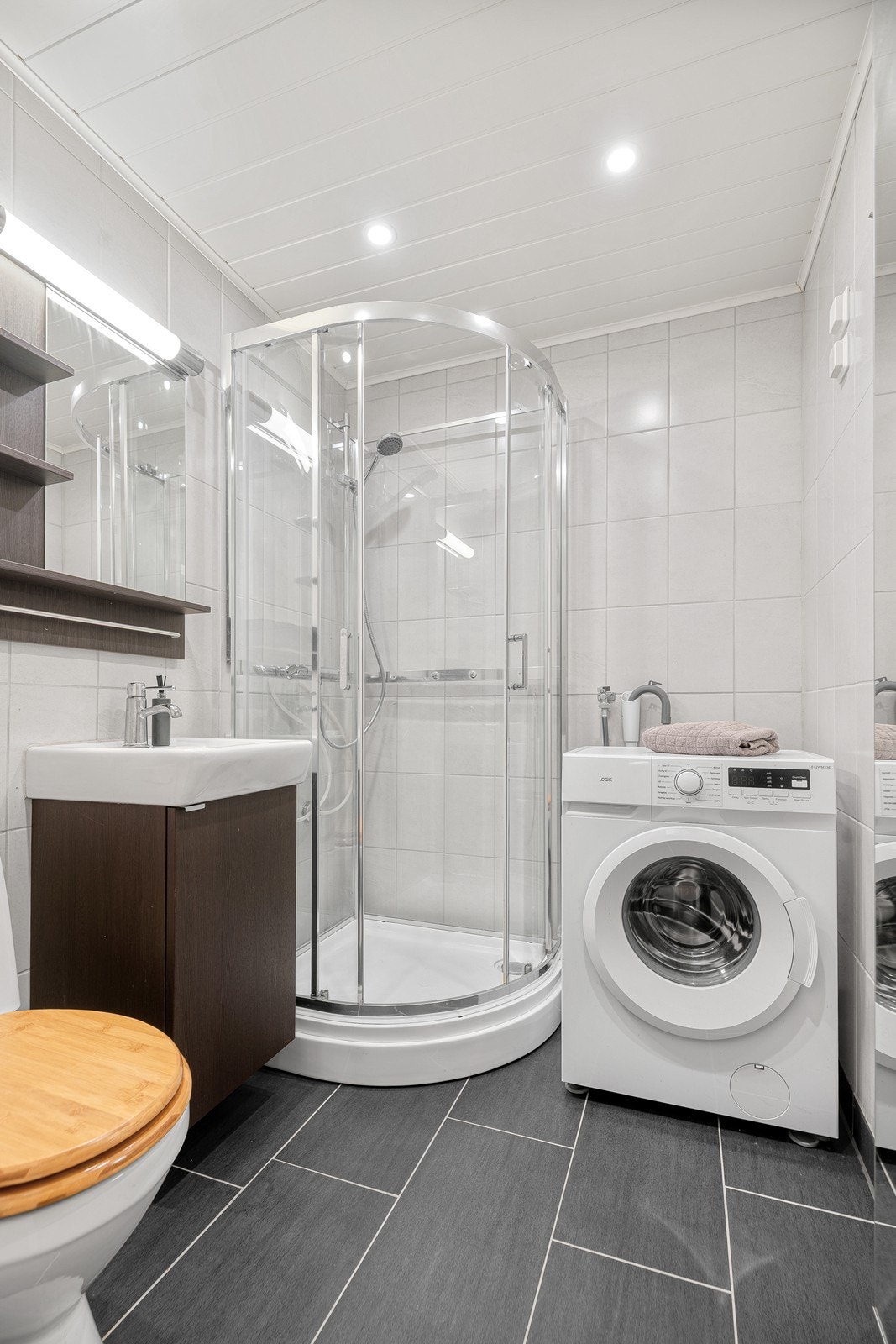 Pent bad med flislagte overflater og varmekabler i gulv Galleribilde