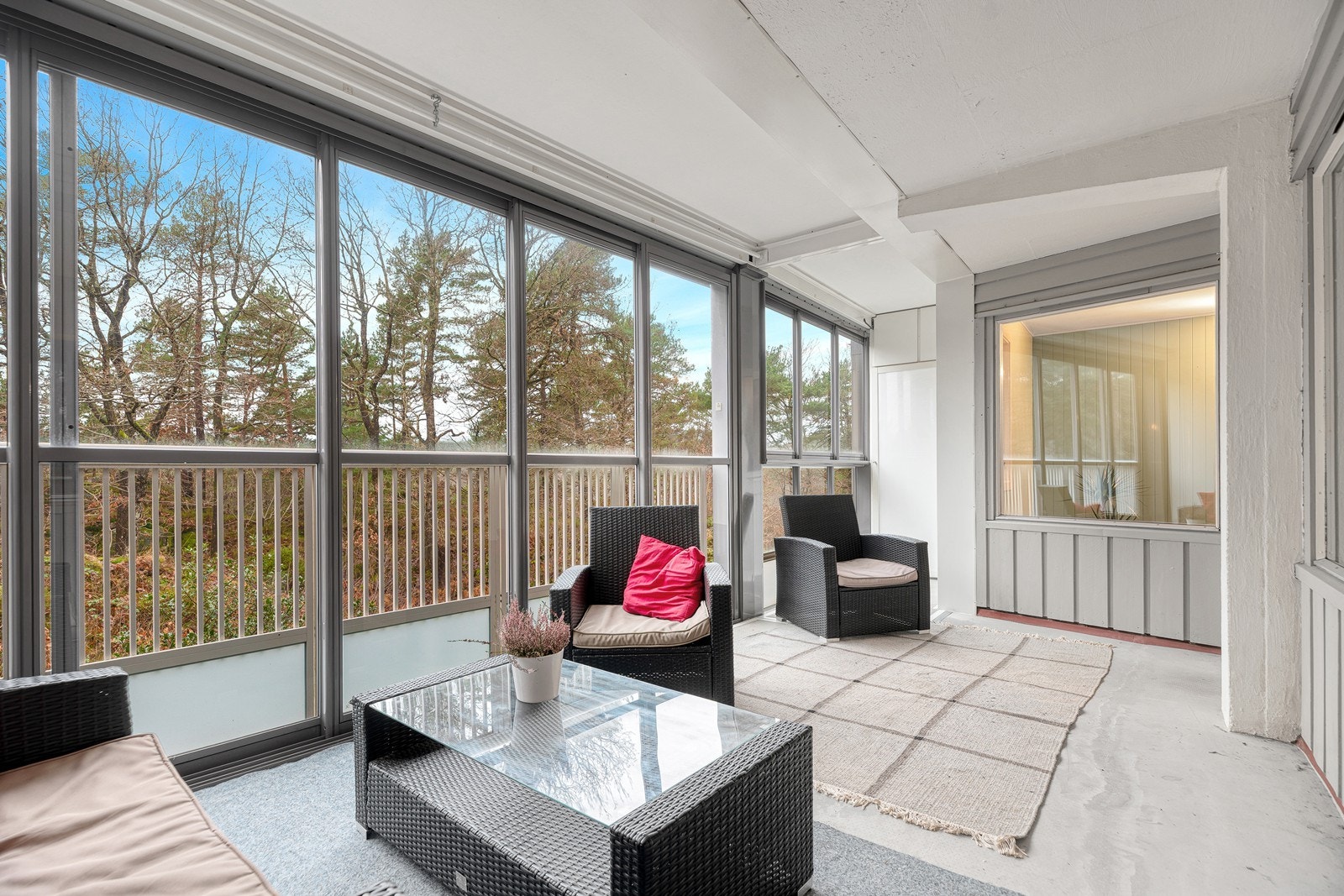 Lys og innbydende 3-roms med stor innglasset balkong på 17m² Galleribilde