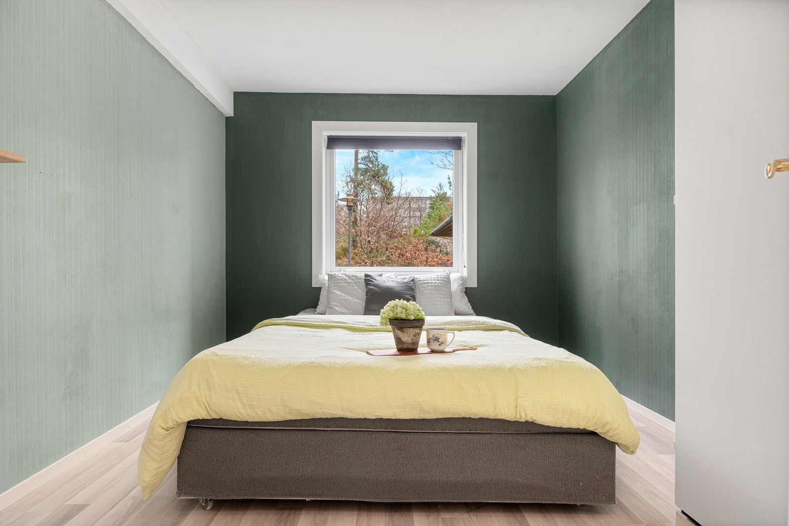 Et romslig hovedsoverom med plass til alt du trenger, og rom for å skape ditt helt eget personlige preg Galleribilde