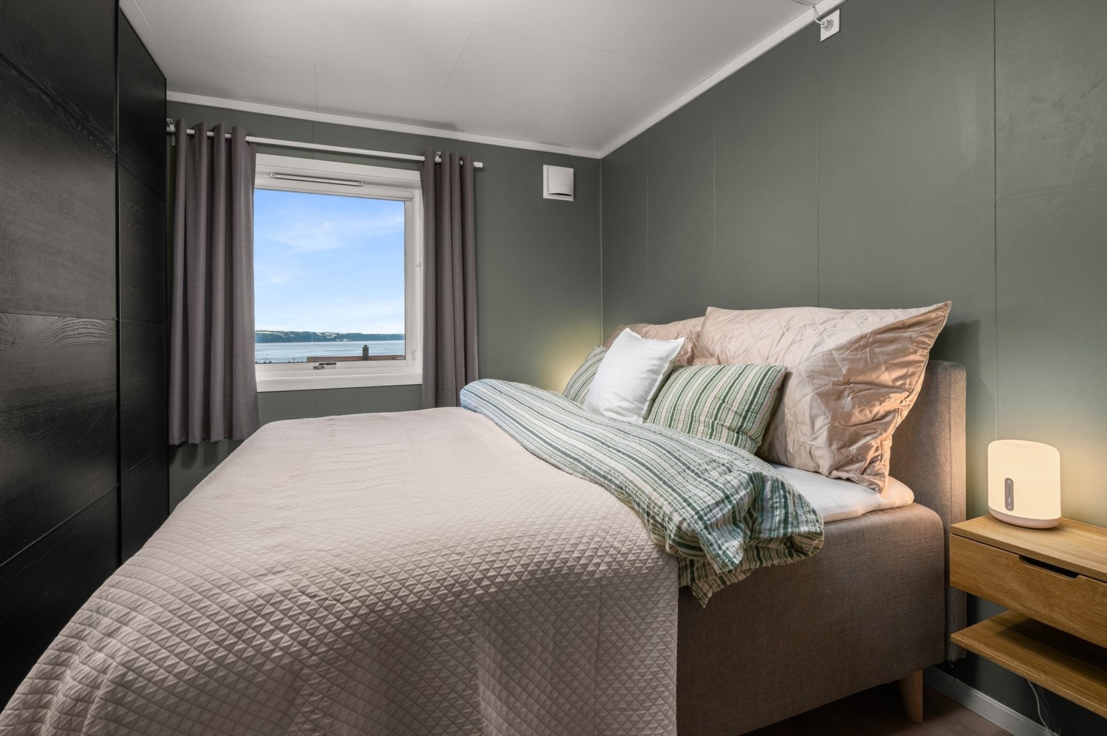 Hovedsoverommet er målt til hele 12 m² og har god plass til dobbeltseng, garderobeskap, og nattbord. Galleribilde