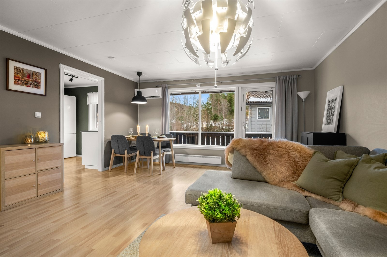 Leiligheten ligger i 2. etasje og innehar en romslig stue på 24.5 m². Galleribilde