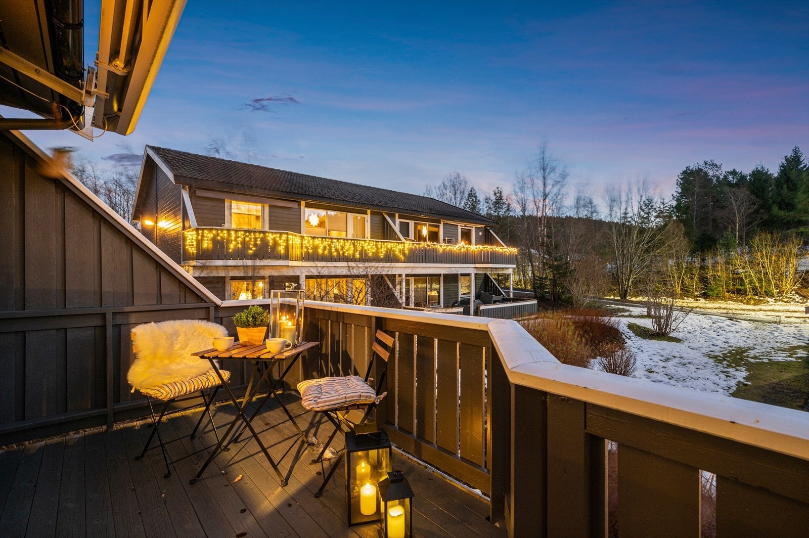 Balkongen er romslig med god plass til både sittegruppe og grill, og den monterte markisen gir lun og behagelig skjerming slik at uteplassen kan nytes store deler av sesongen. Galleribilde